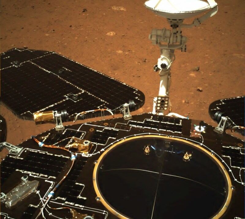 La superficie de Marte, debajo del rover. 