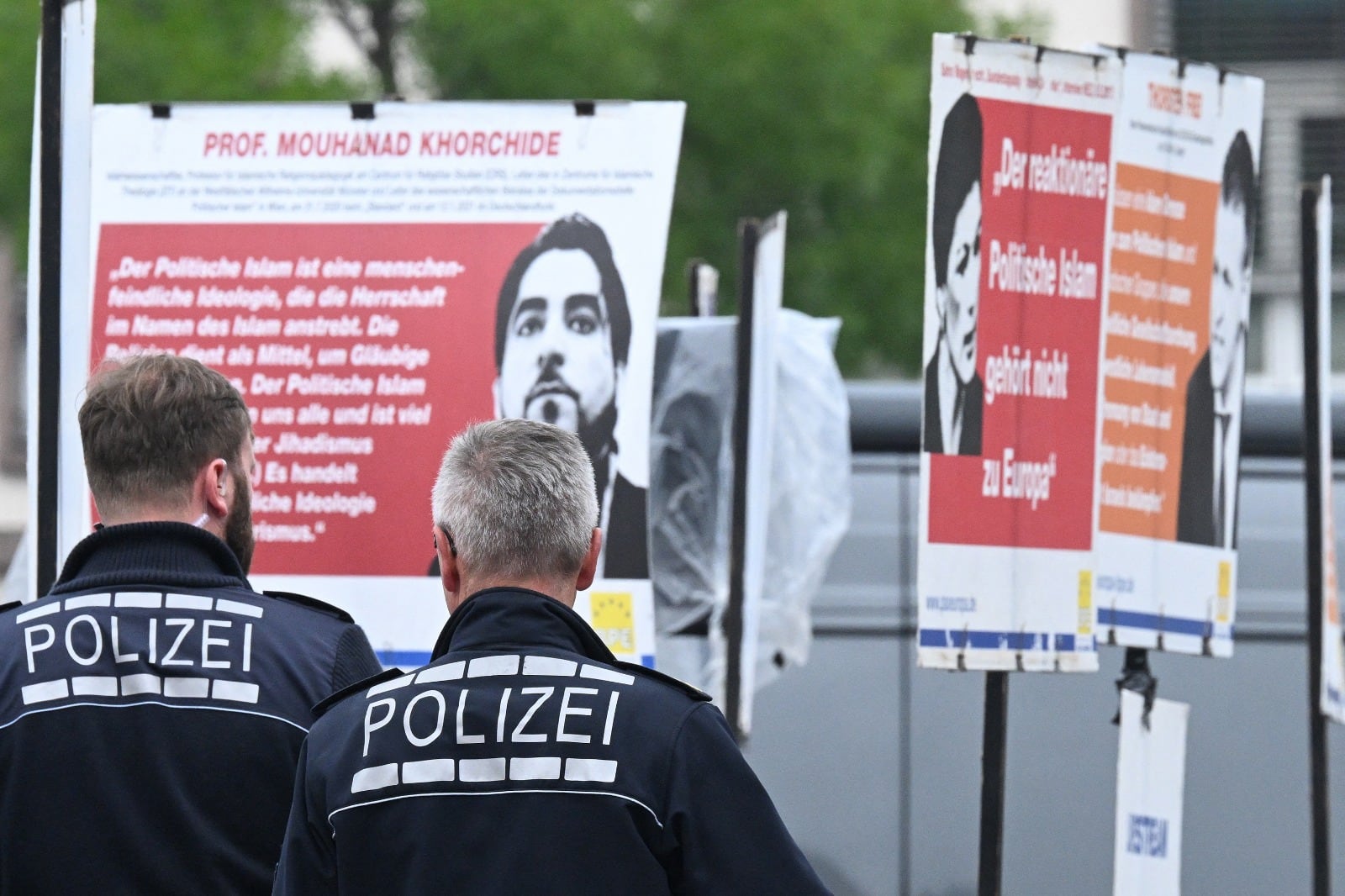 Policías de Mannheim se hacen presentes en el lugar del atentado.