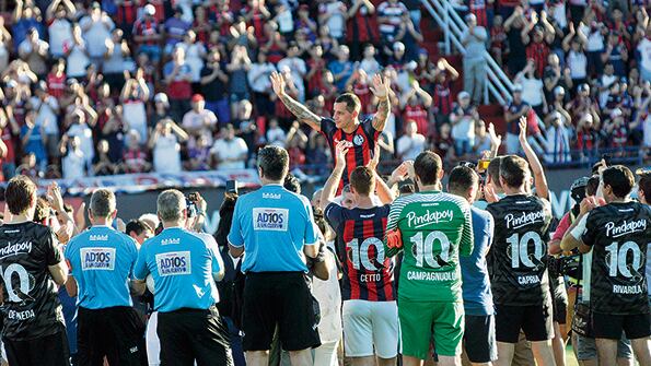 En andas, rodeado por familiares, compañeros y amigos, Romagnoli vivió la fiesta de su retiro.
