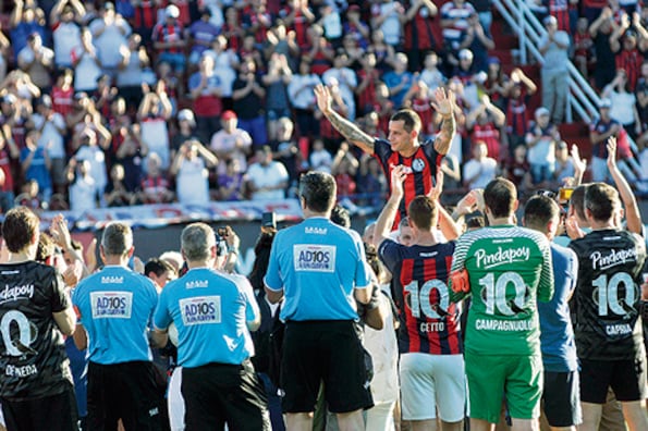 En andas, rodeado por familiares, compañeros y amigos, Romagnoli vivió la fiesta de su retiro.