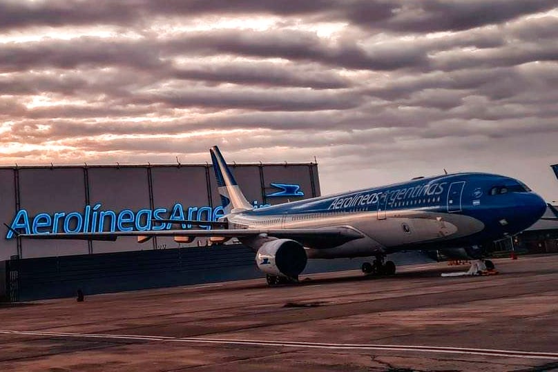 Aerolíneas Argentinas sale a competir con las low cost con tarifas económicas en vuelos nocturnos.
