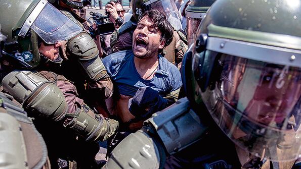 Un mapuche es detenido durante la protesta por la muerte de Catrillanca ayer en Santiago.