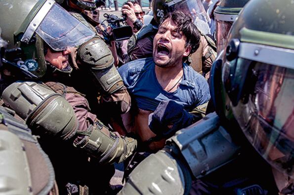 Un mapuche es detenido durante la protesta por la muerte de Catrillanca ayer en Santiago.