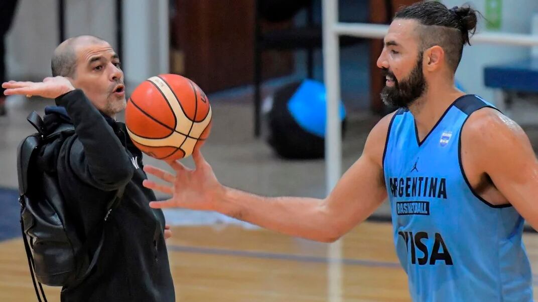 Sergio Hernández en un entrenamiento con Luis Scola, un histórico de la Selección de básquet.