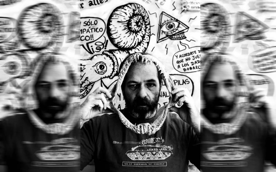 El autor de "Magnetizado" estudió ingeniería, pero fue ganado por las letras.