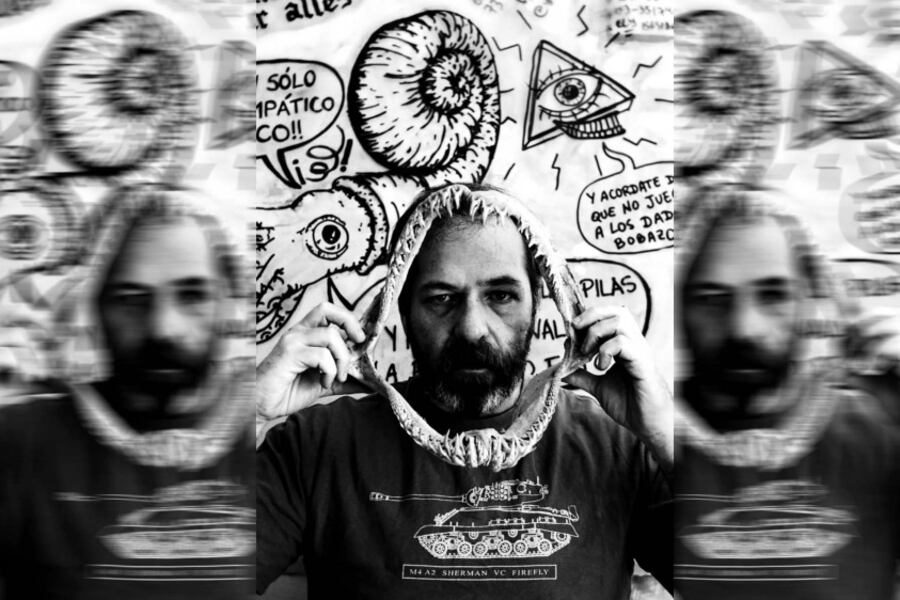 El autor de "Magnetizado" estudió ingeniería, pero fue ganado por las letras.