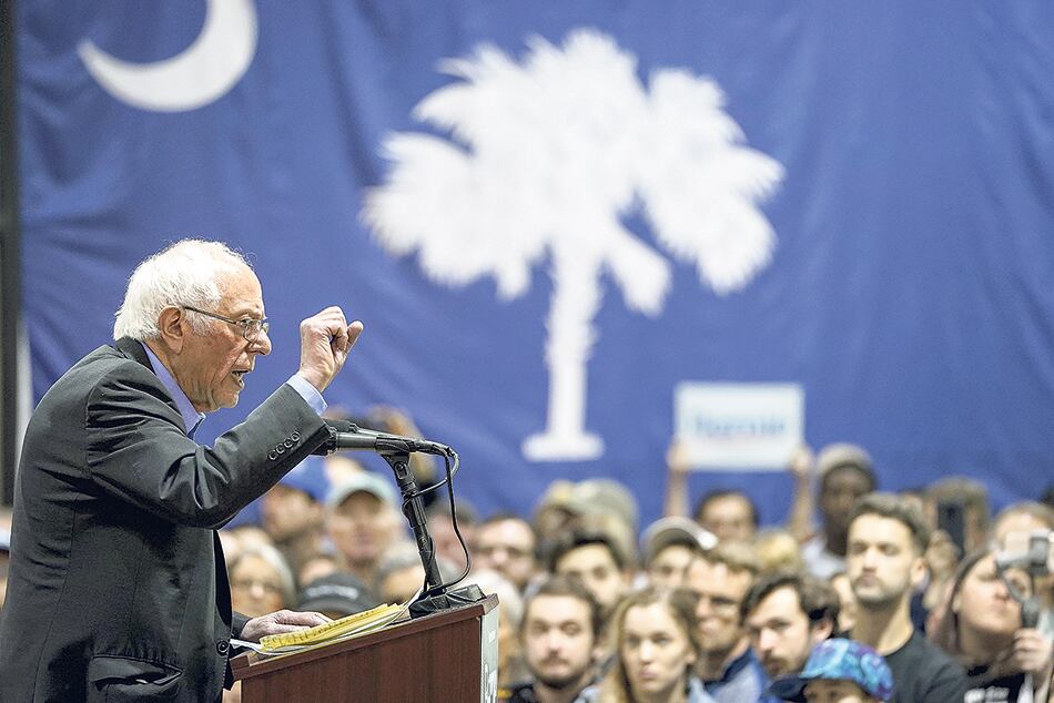 1.Sanders encienda a la multitud en Charleston, Carolina del sur. 2.Seguidores de Sanders alzan carteles en el Paso, Texas. (AFP).