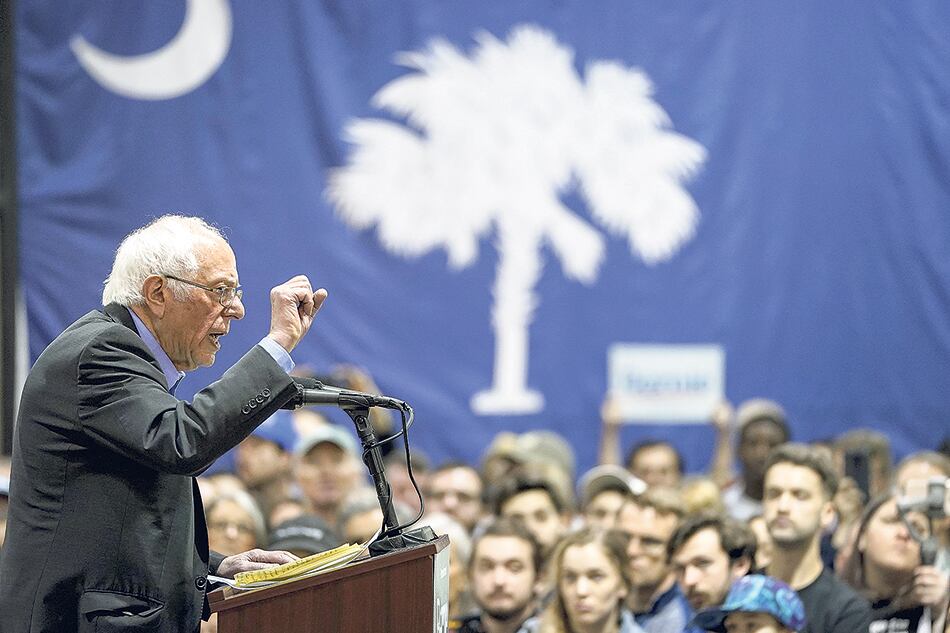 1.Sanders encienda a la multitud en Charleston, Carolina del sur. 2.Seguidores de Sanders alzan carteles en el Paso, Texas. (AFP).