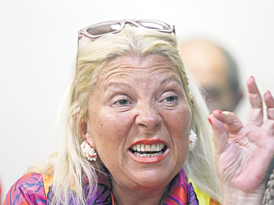 Según la denuncia, Elisa Carrió pasó 103 días en el exterior entre febrero de 2013 y mayo de 2015.