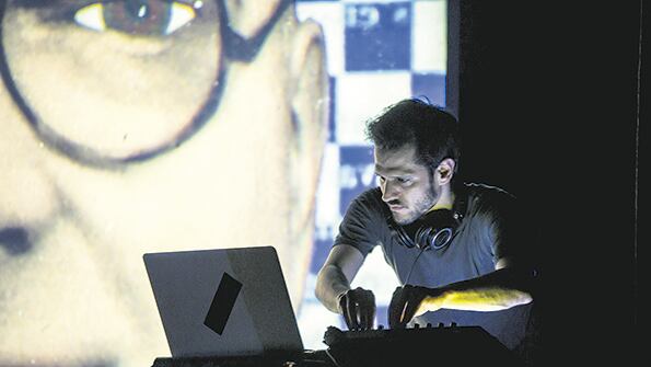 Kornfeld formó parte de Pornois, un ensamble dedicado a experimentar con música y video.