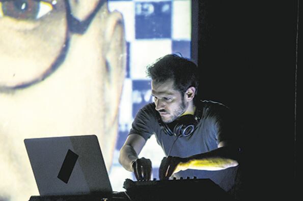 Kornfeld formó parte de Pornois, un ensamble dedicado a experimentar con música y video.