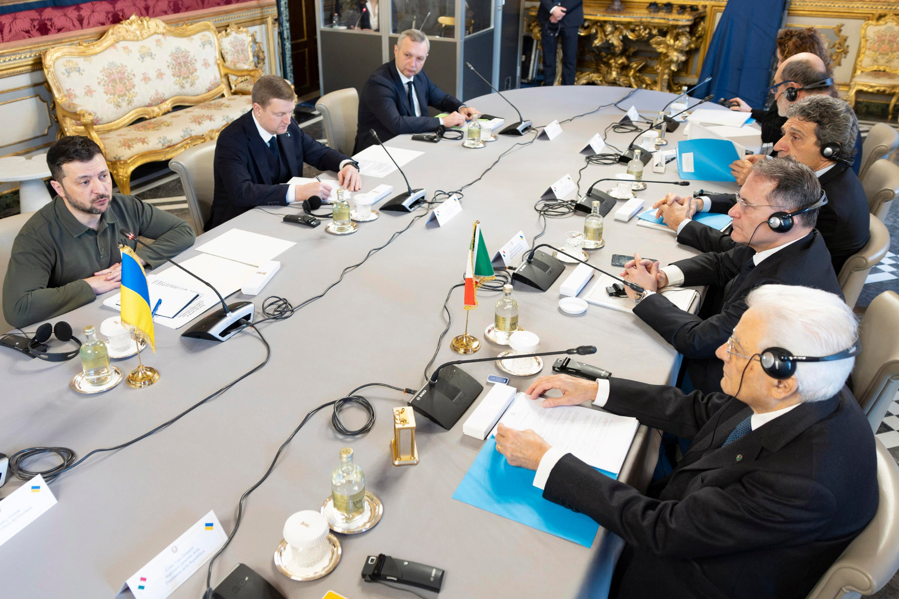 Zelenski (izq.) y Matarella(der.) durante su renión en Roma.