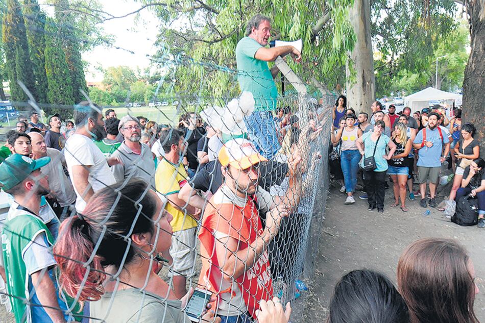 Los trabajadores siguieron con las asambleas y las protestas por los despidos sin causa.