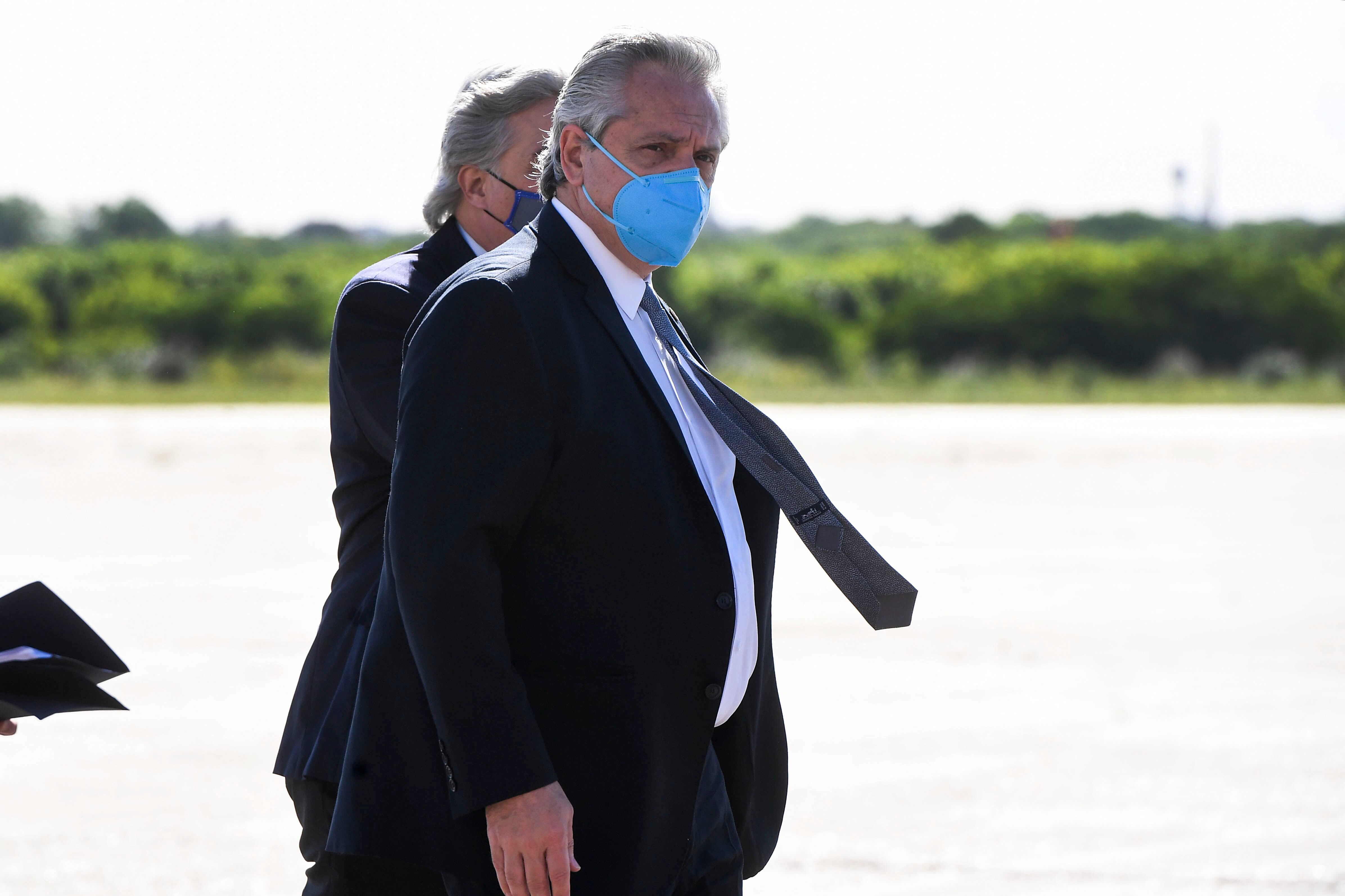 Alberto Fernández antes de subir al avión que lo llevó a Bolivia.