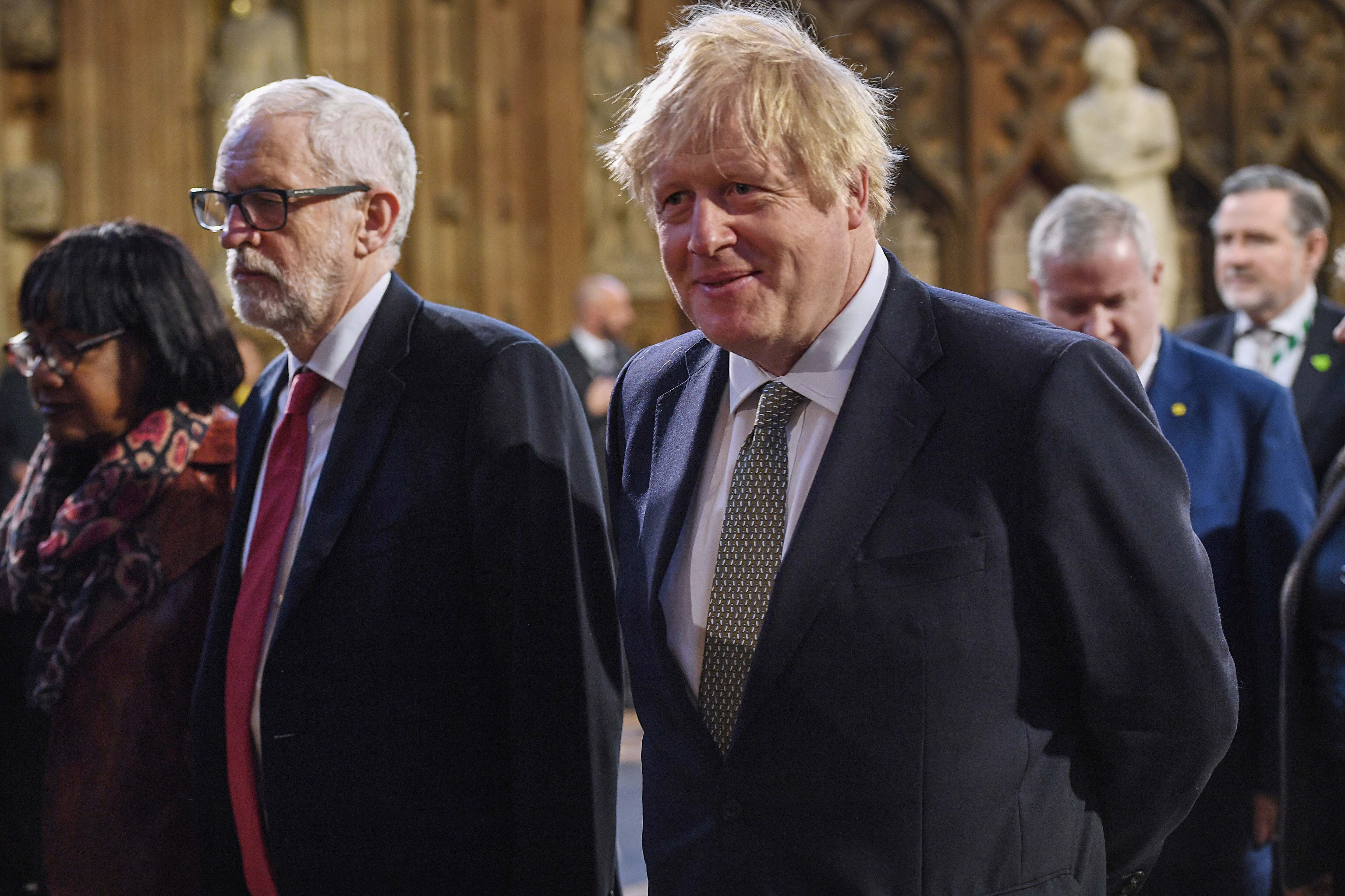 Boris Johnson junto a su rival político, el laborista Jeremy Corbyn.