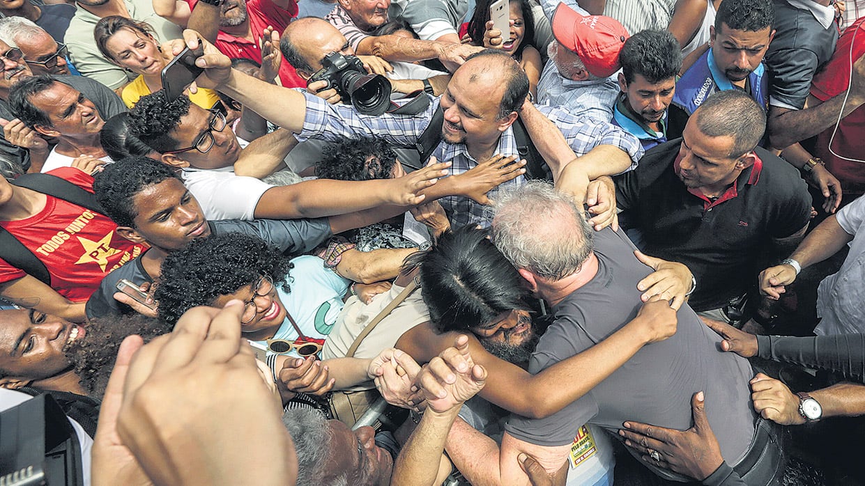 Cientos de seguidores se congregaron para ver a Lula.