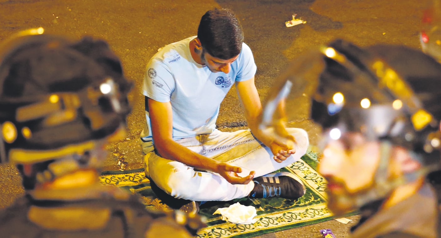 Un palestino reza a la entrada de la mezquita Al Aqsa.