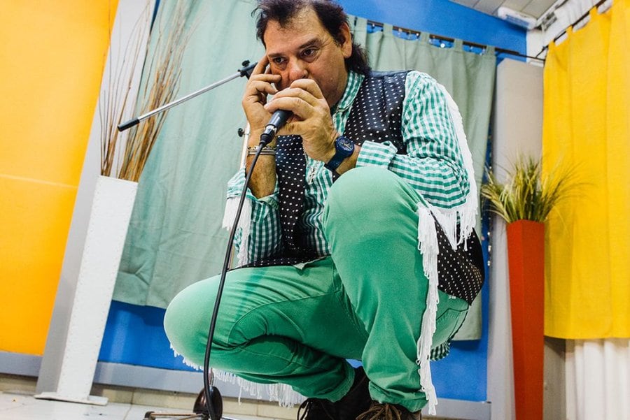 Marcelo Pereyra hizo de Fabián Show un personaje extraño, muy poco ortodoxo en el canto y en el baile, pero a la vez pintoresco y atractivo