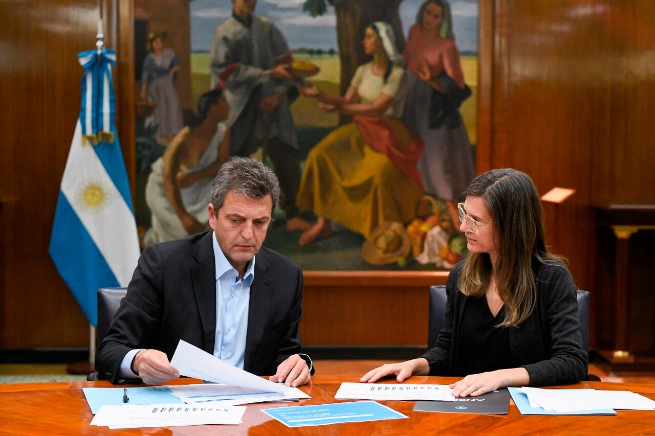 El ministro de Economía, Sergio Massa, junto a la titular de la Anses, María Fernanda Raverta.