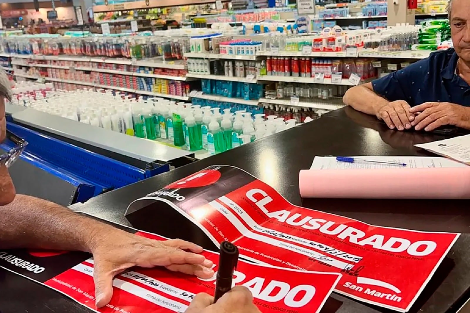 Fajas de clausura en el Jumbo del municipio de San Martín.