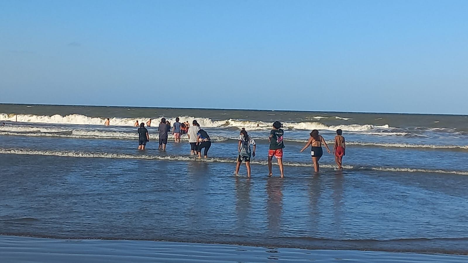 Casi 30 pibes y pibes conocieron el mar junto al Padre Paco. 