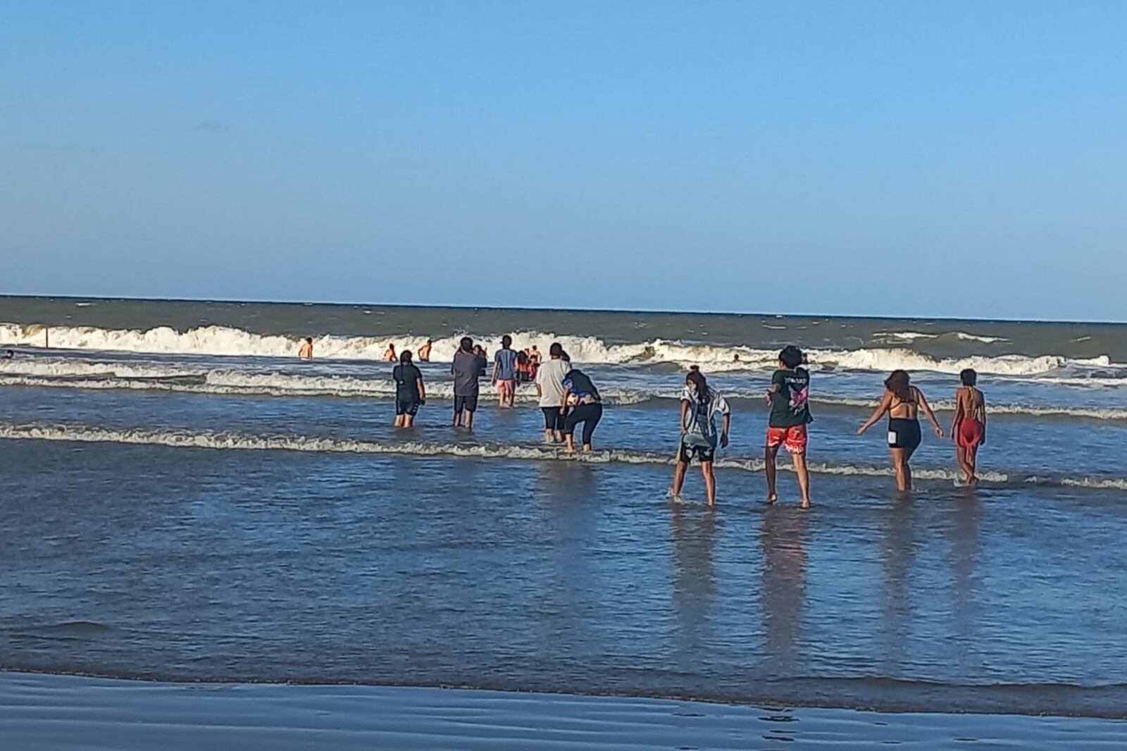 Casi 30 pibes y pibes conocieron el mar junto al Padre Paco.