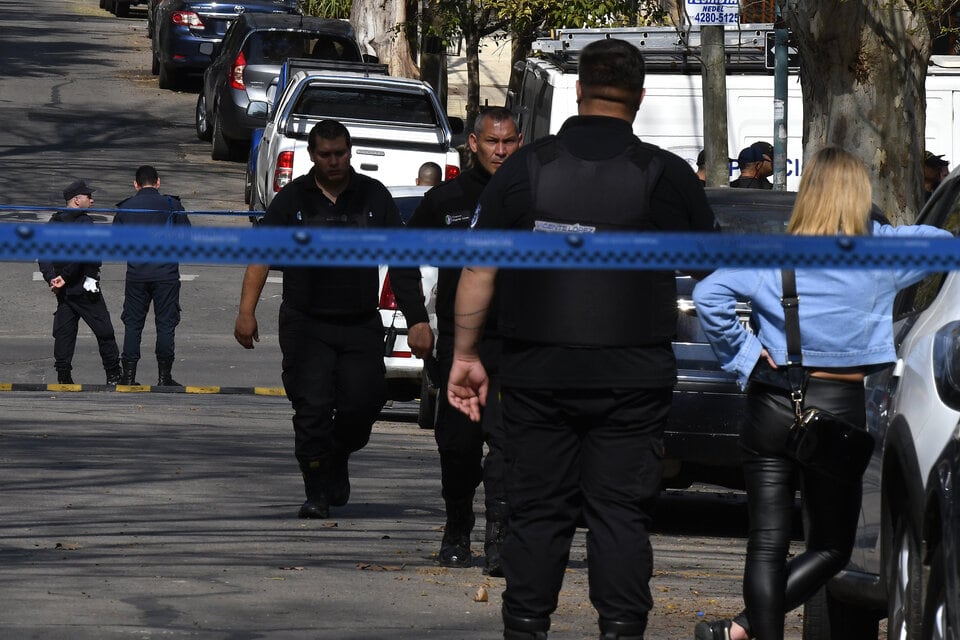 Sigue la conmoción por el doble crimen en Vicente López (Foto: Télam).