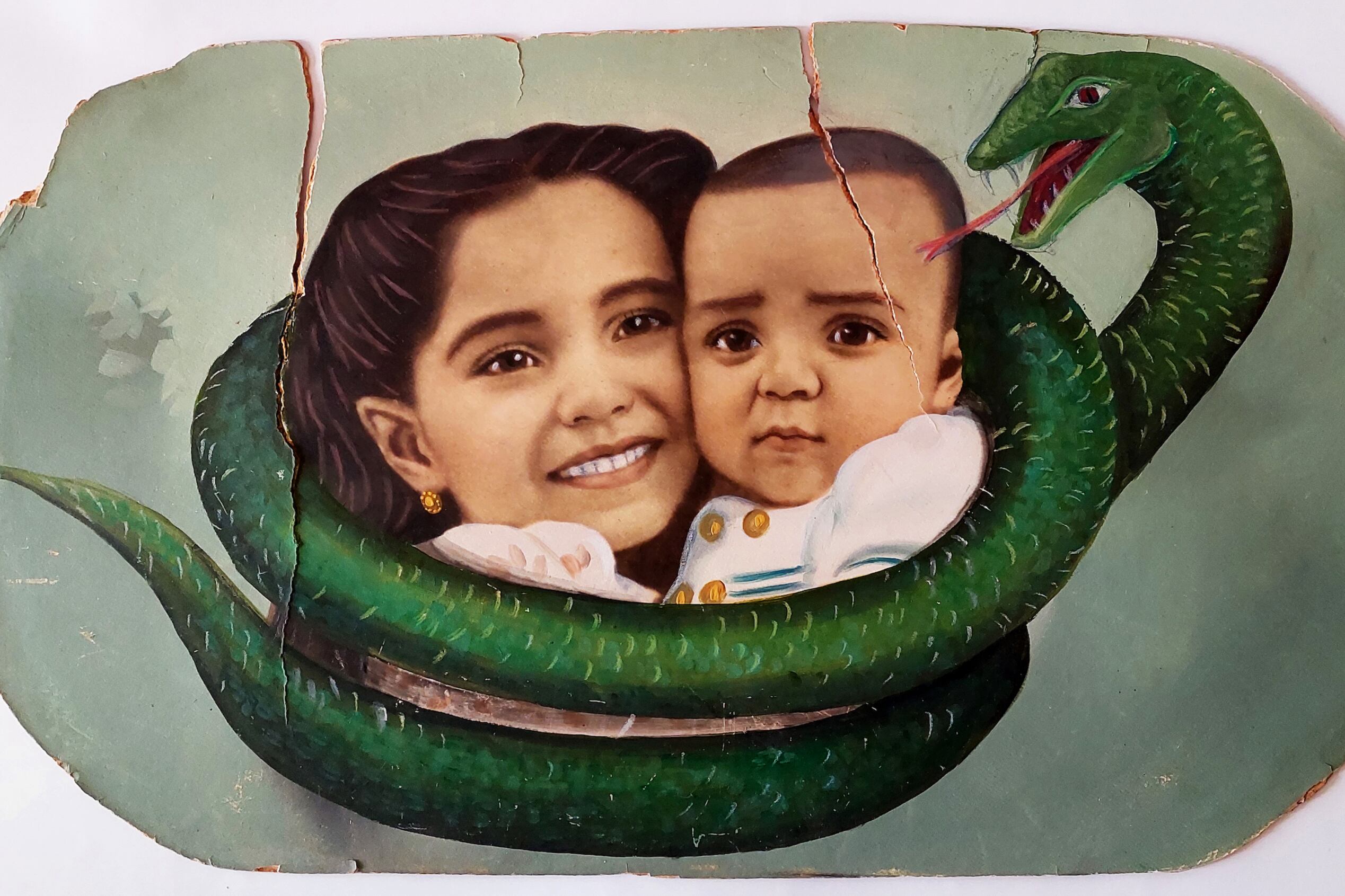 Una de las fotos "intervenidas" de Marcos López, incluidas en el libro. Abajo: "Diablito", otra de las fotos pintadas por Marcos López.