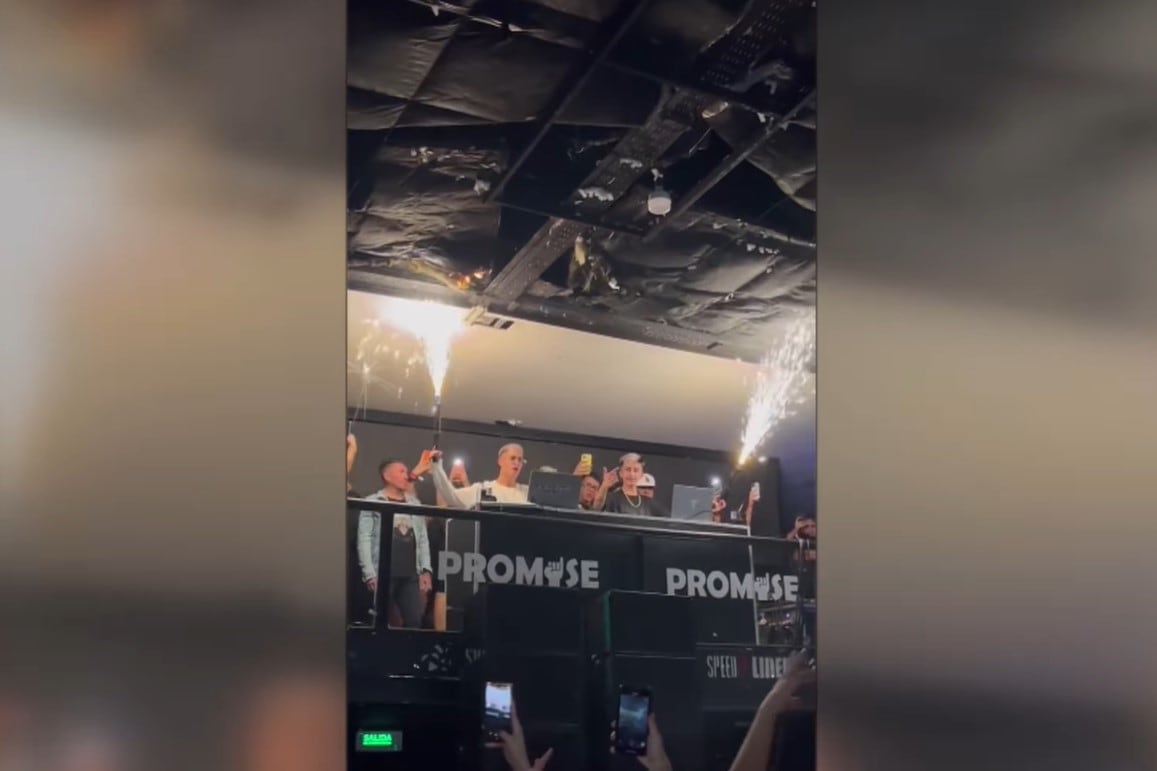 Dos Djs encendieron bengalas dentro de un boliche de Burzaco y prendieron fuego el techo. (Imagen: Facebook)