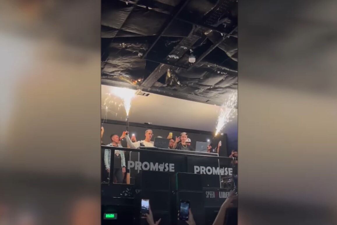 Dos Djs encendieron bengalas dentro de un boliche de Burzaco y prendieron fuego el techo. (Imagen: Facebook)