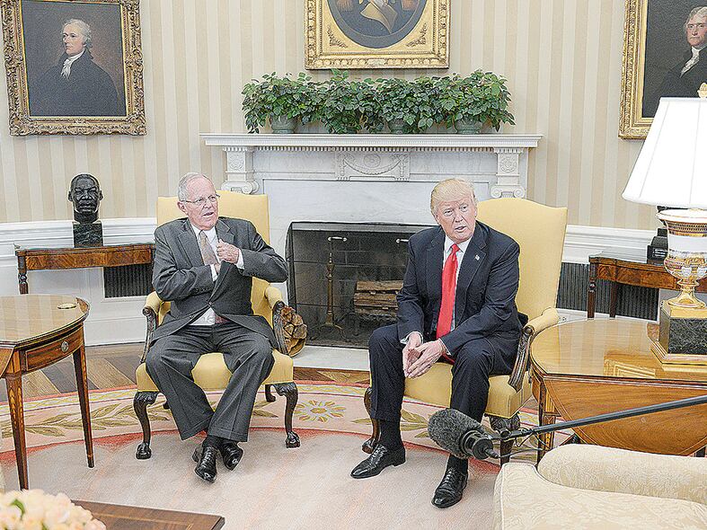 PPK y Trump apenas tuvieron tiempo para sacarse una foto en el Salón Oval de la Casa Blanca.