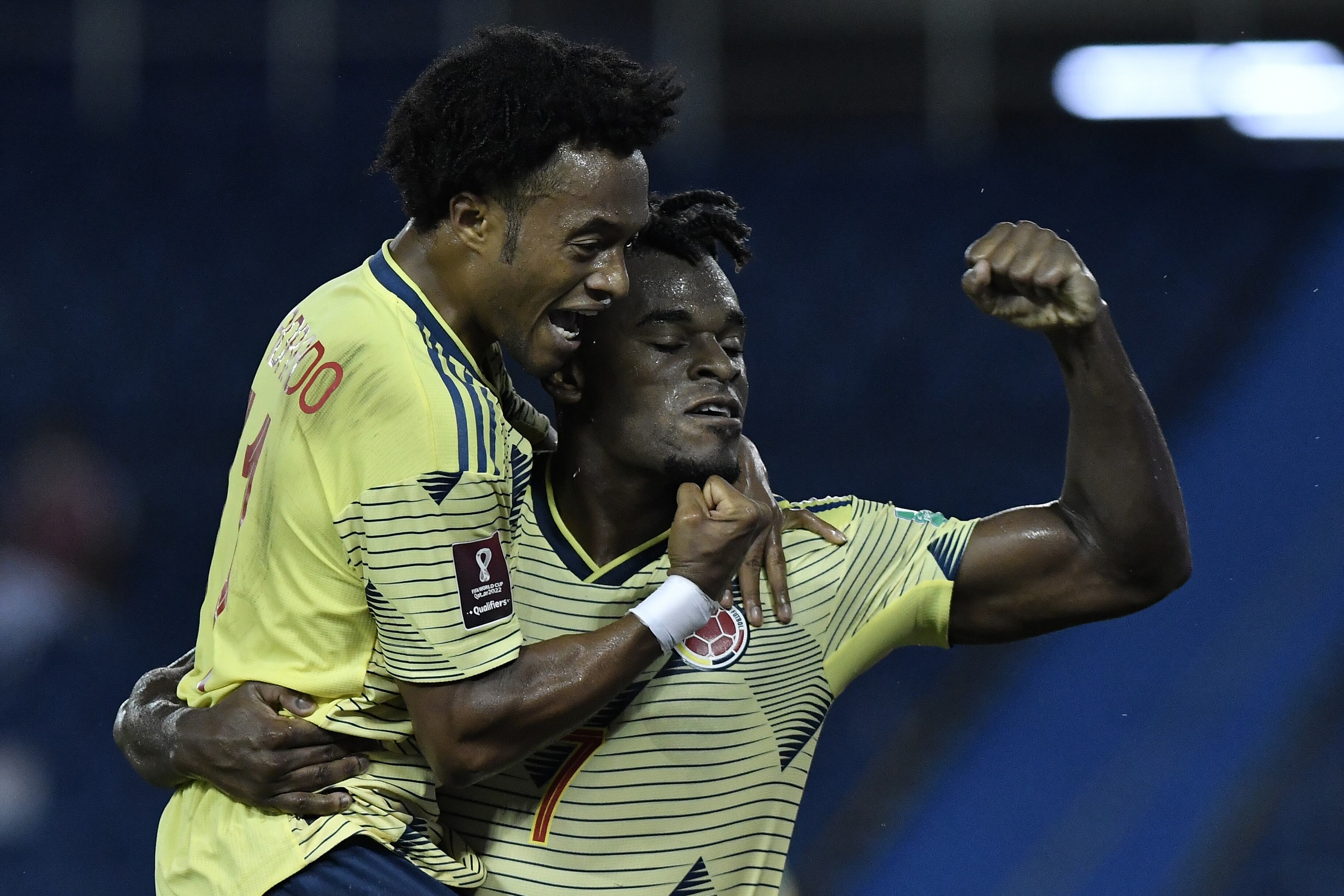 Cuadrado se cuelga de Zapata, autor del primer gol.