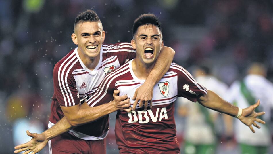 Gonzalo Martínez, el más destacado de River en la tarde de ayer, festeja el gol propio luego de una gran definición. Saracchi se suma en el festejo.