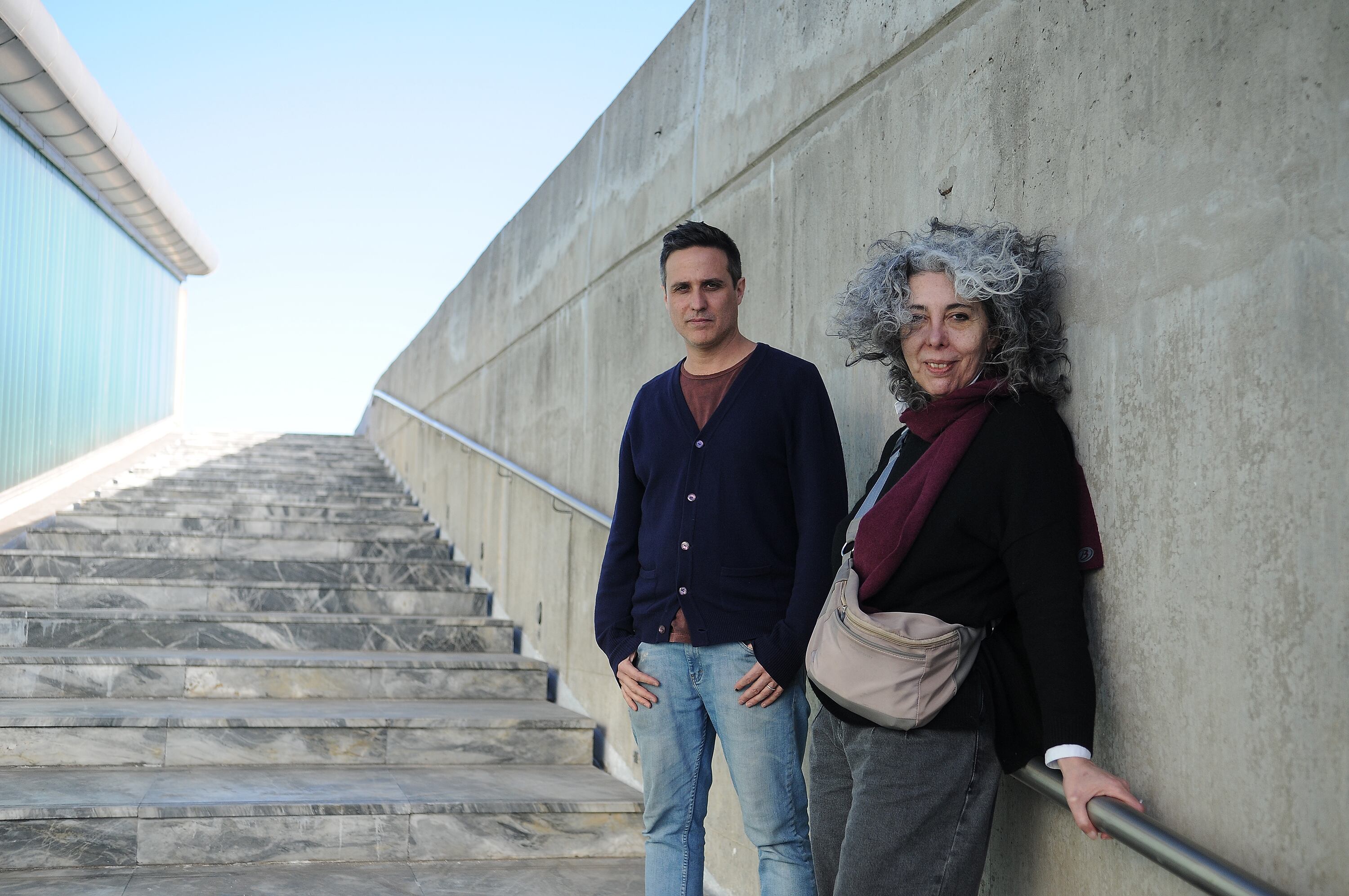 José Luis Landet y Marcela Astorga en la escalinata del Museo de la Memoria.