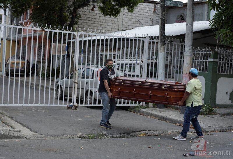 Familiares cargan un féretro en Guayaquil, donde las funerarias dejaron de trabajar por miedo a l Covid-19.