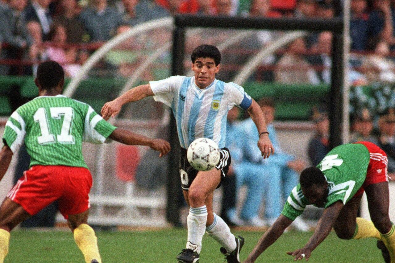El esfuerzo de Maradona no fue suficiente para vencer a los cameruneses.