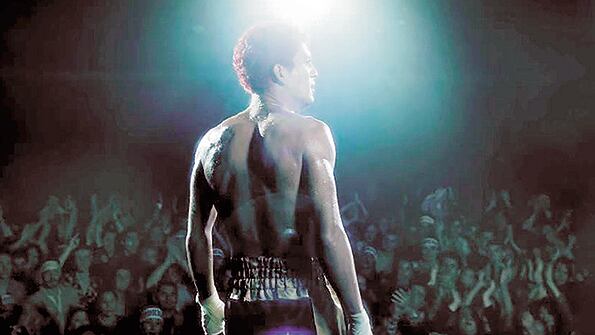 El Potro comienza con el cantante subiendo al escenario del Luna Park, poco antes de su muerte.