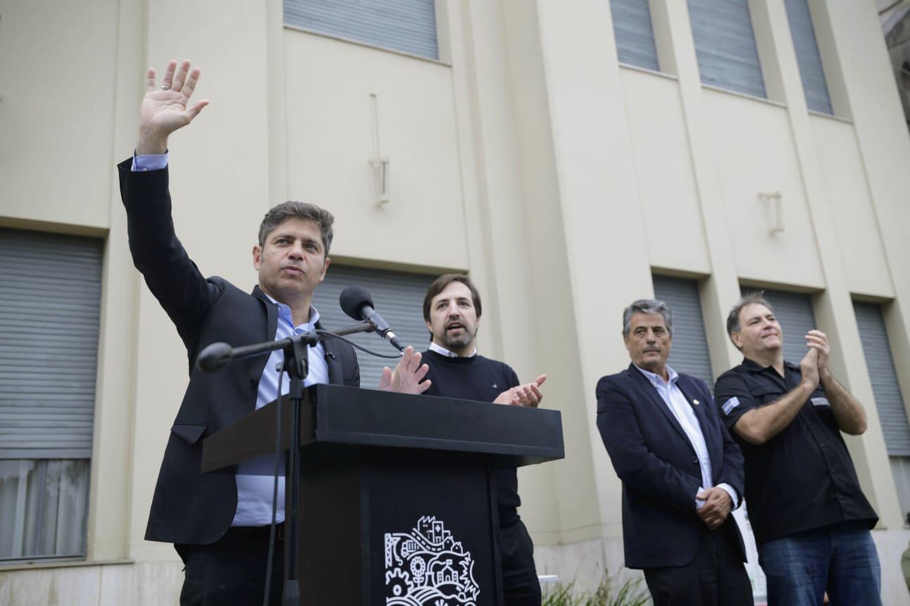 Kicillof junto a parte del gabinete y el intendente Jorge Etcheverry, en Lobos.