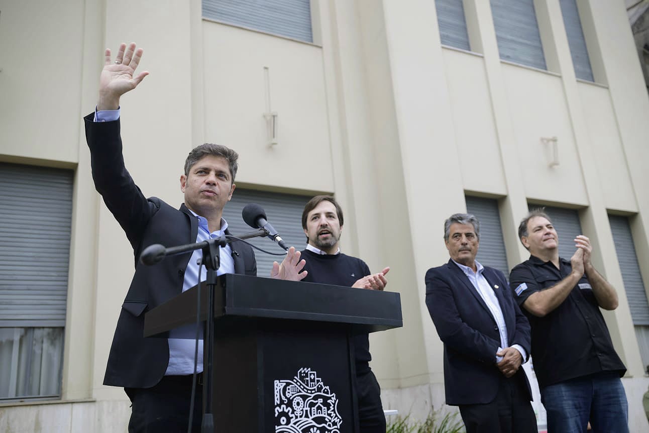 Kicillof junto a parte del gabinete y el intendente Jorge Etcheverry, en Lobos.