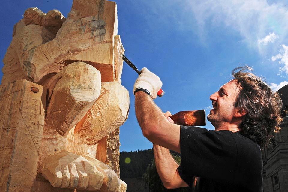 Rucco tallando madera, el material y técnica que usará el 24.