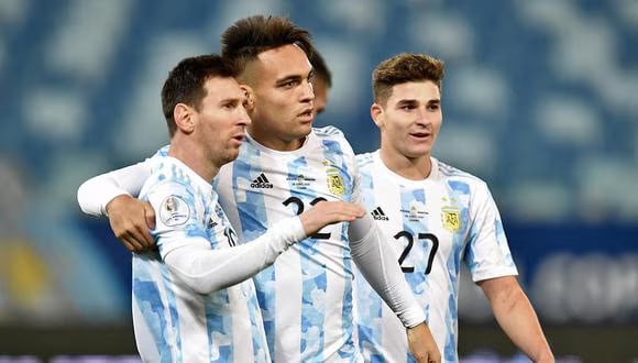 Lautaro Martínez festeja junto a Lionel Messi su gol en 2020 en La Paz. De fondo, Julián Álvarez. Eliminatorias Qatar 2022.