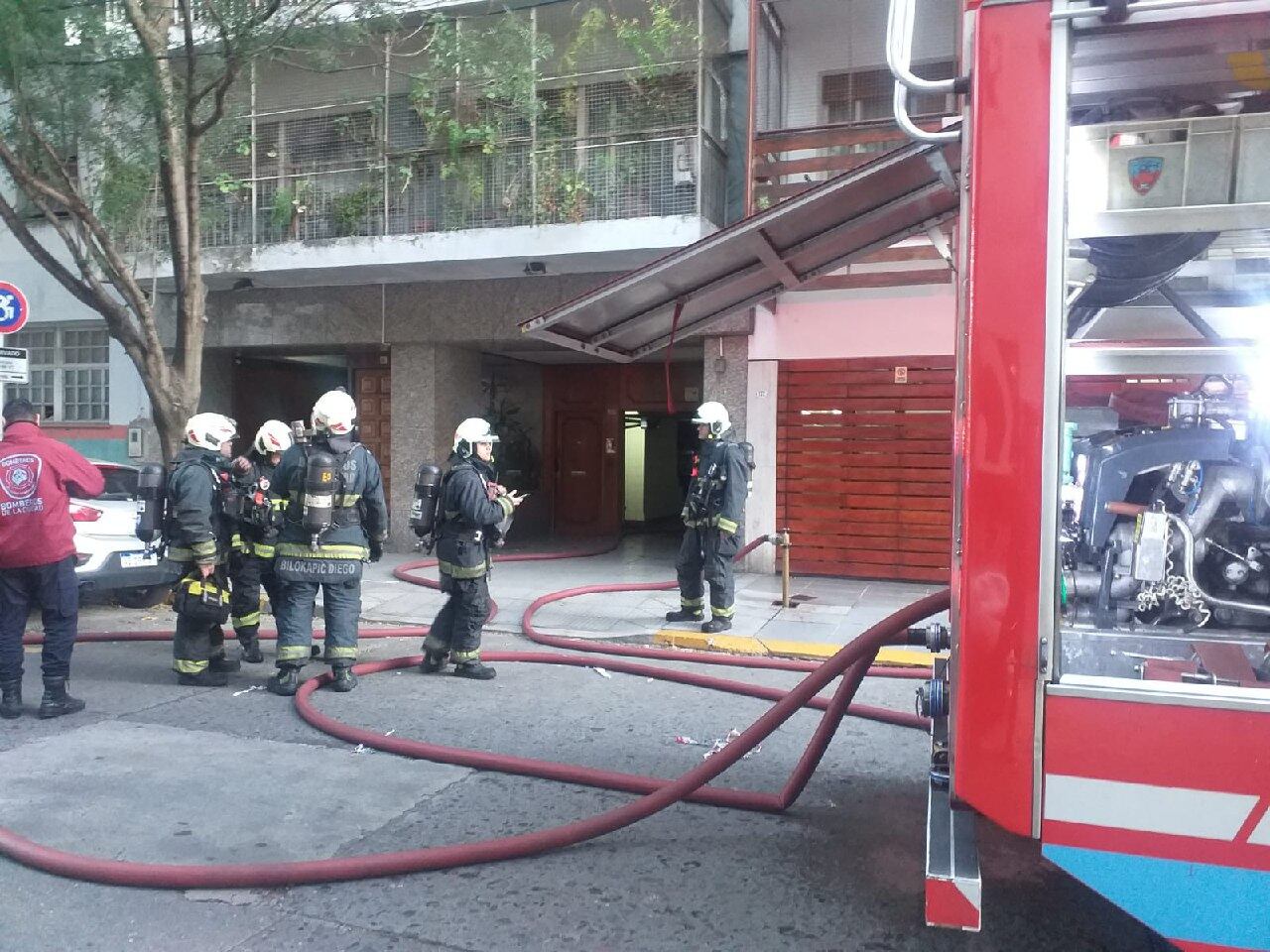 Cuatro personas fueron internadas por inhalación de humo en un incendio en Caballito. (Foto: @EmergenciasBA)