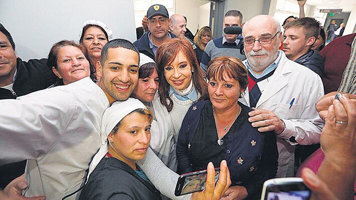 CFK con trabajadores del hospital materno infantil Teresa Germani.