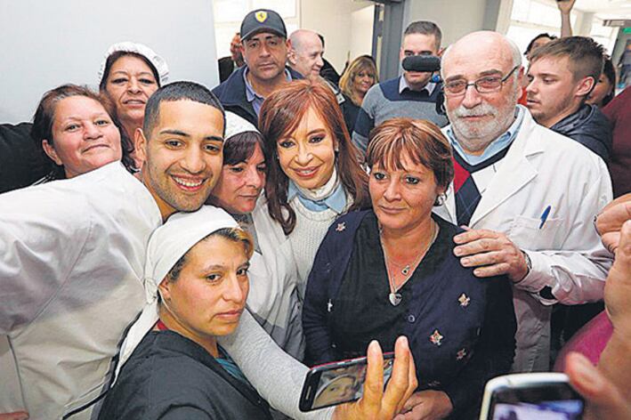 CFK con trabajadores del hospital materno infantil Teresa Germani.