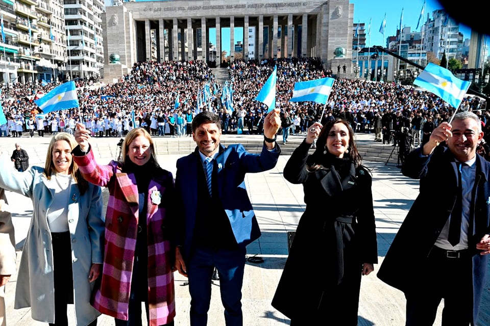Pullaro, la vicepresidenta y Javkin en el Monumento.
