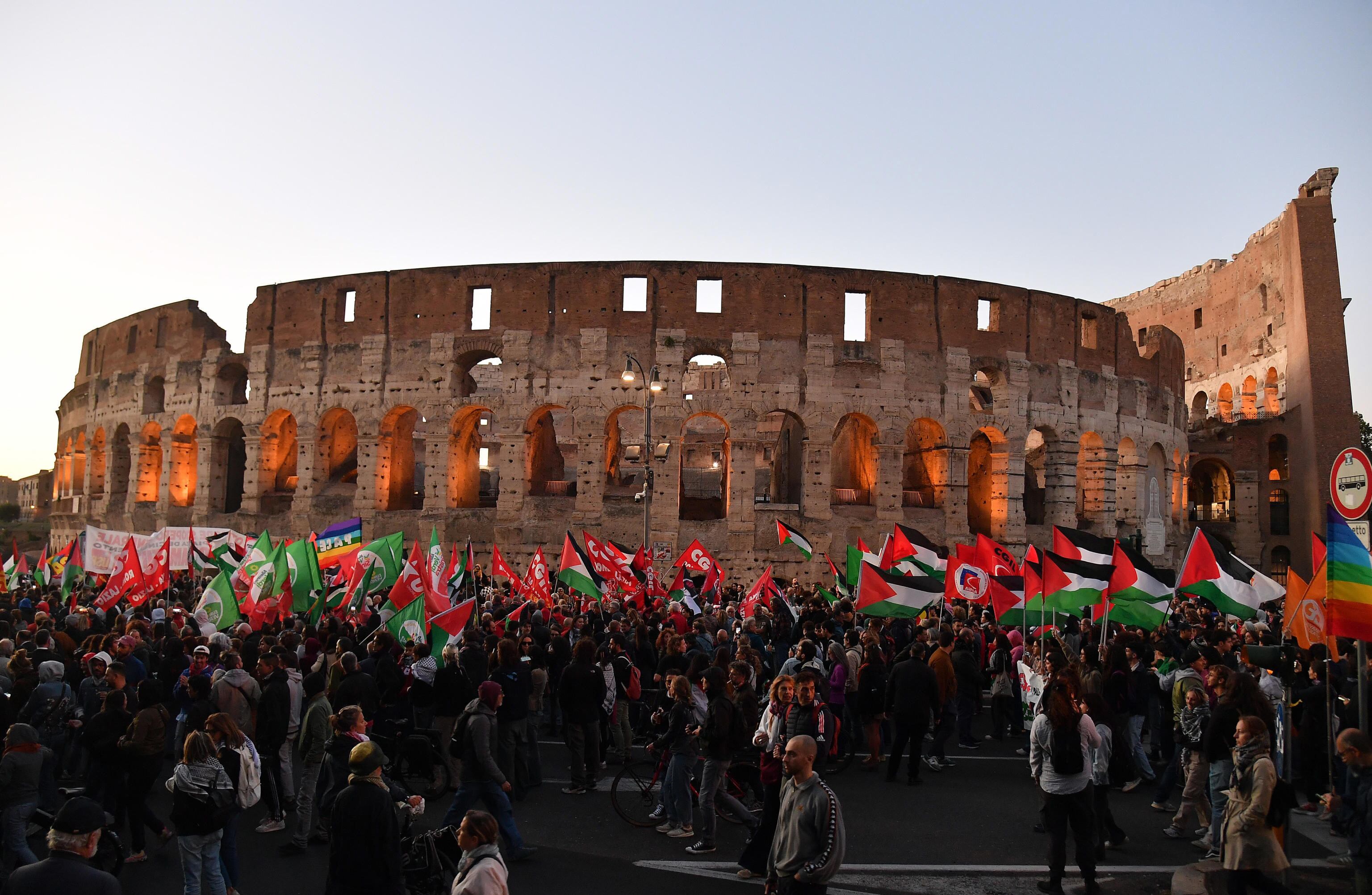 Banderas de Palestina flamean frente al Coliseo de Roma.