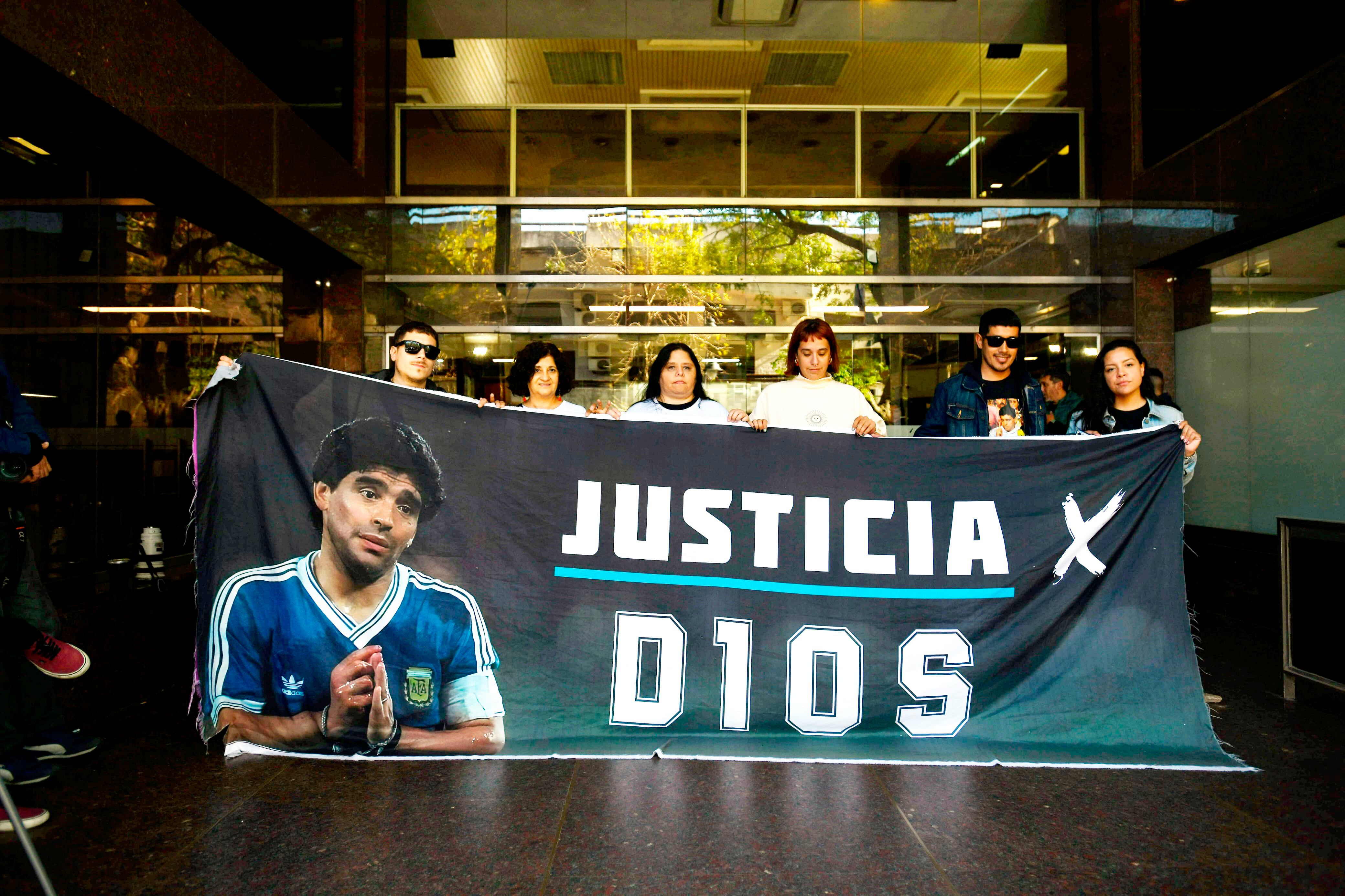 Los fans suelen asistir al juidio del Diez.