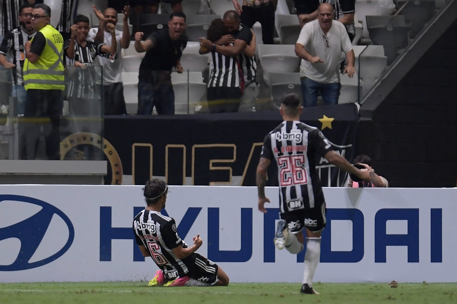 Gustavo Scarpa festeja su gol, el primer de Mineiro