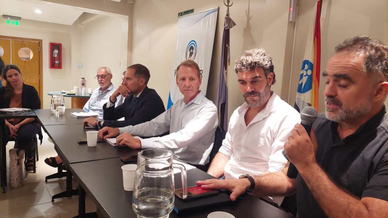 Sebastián Ferro (segundo desde la derecha) preside La Nueva Argentina.