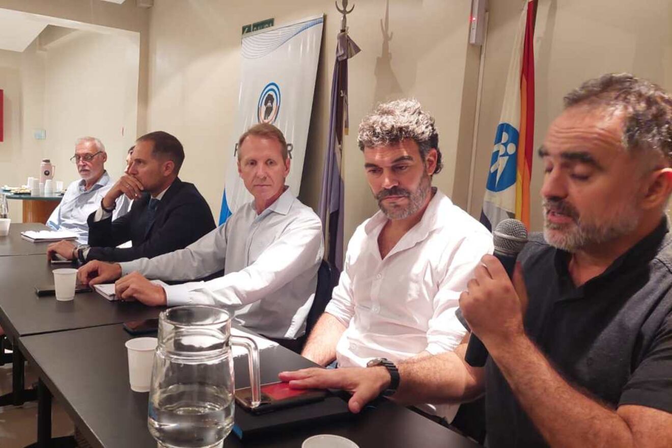 Sebastián Ferro (segundo desde la derecha) preside La Nueva Argentina.